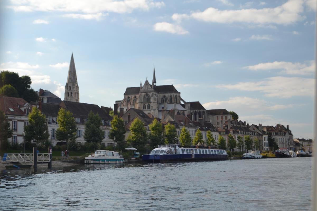 Gite Les Robins Vergigny Exterior photo